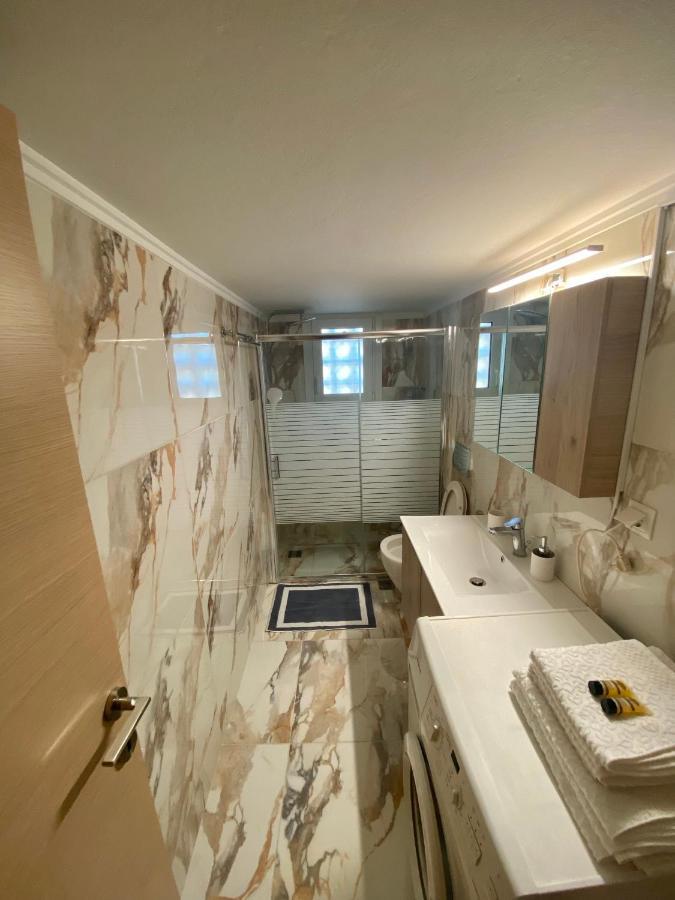 Luxury Suite 10' From The Center Афины Экстерьер фото